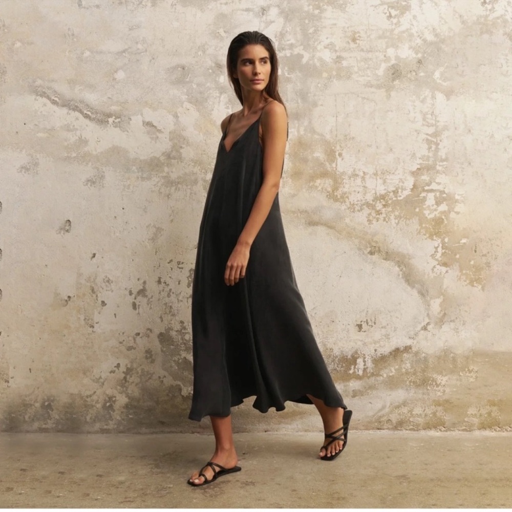 The Handloom Los Angeles Lucia Flow Maxi Dress Runway Chic Black
Size S - M NWT